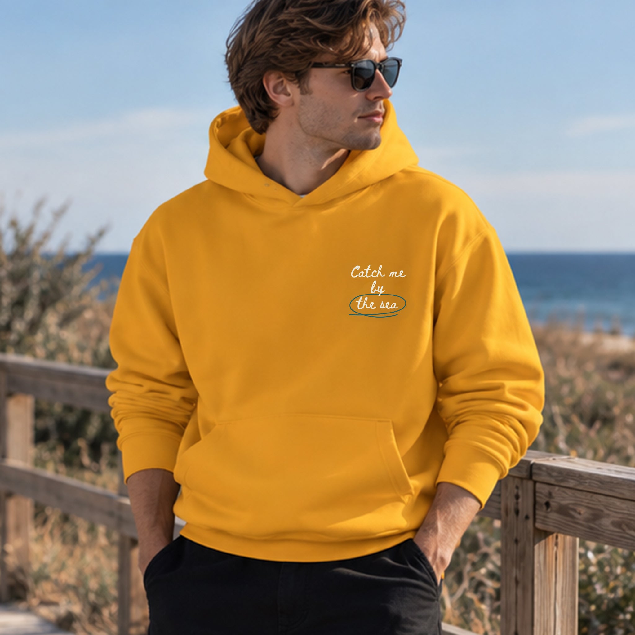 Catch Me By The Sea Hoodie – Turuncu – model üzerinde ön görünüm
