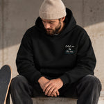 Catch Me By The Sea Hoodie – Siyah – model üzerinde ön görünüm