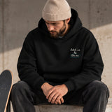 Catch Me By The Sea Hoodie – Siyah – model üzerinde ön görünüm