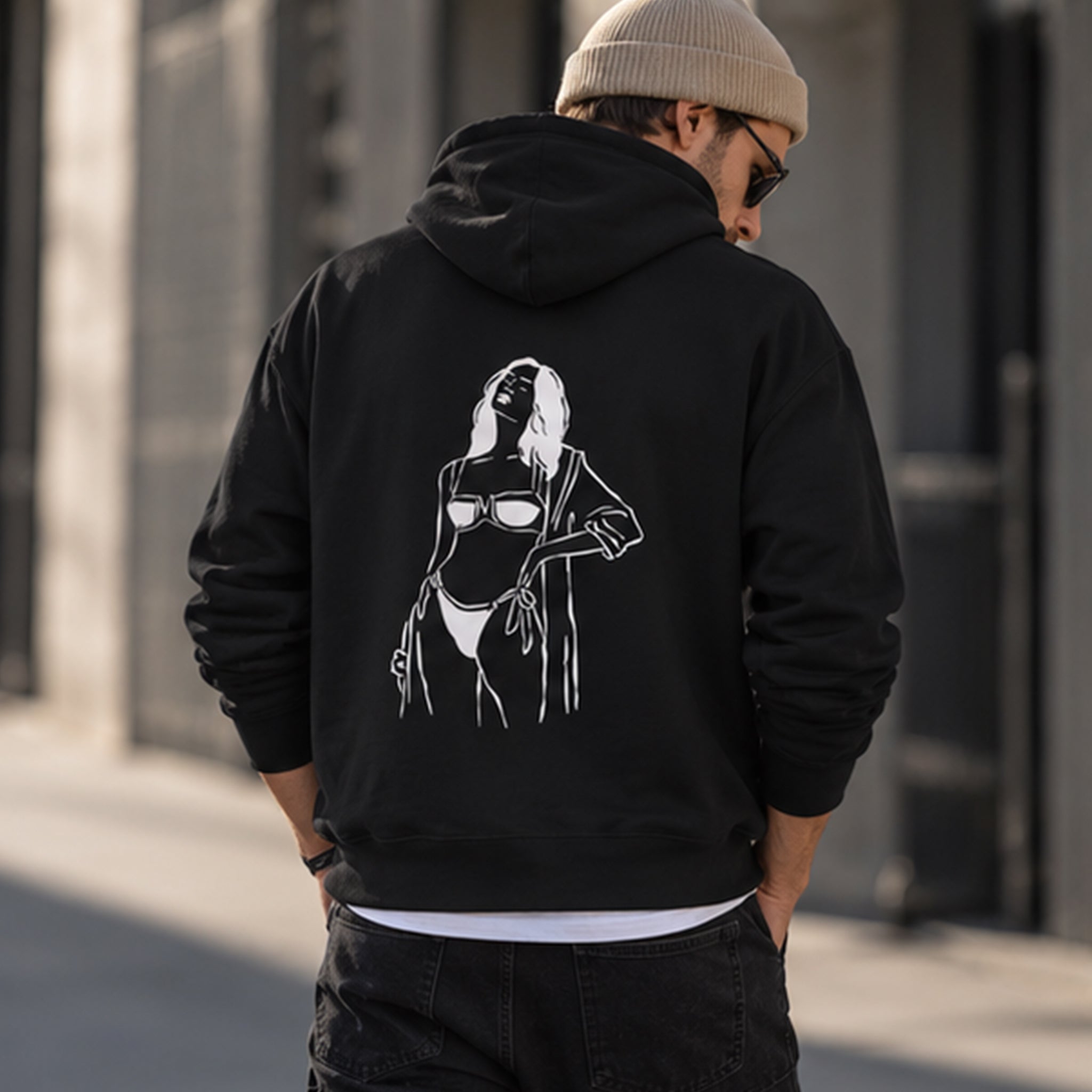 Catch Me By The Sea Hoodie – Siyah – model üzerinde arka görünüm