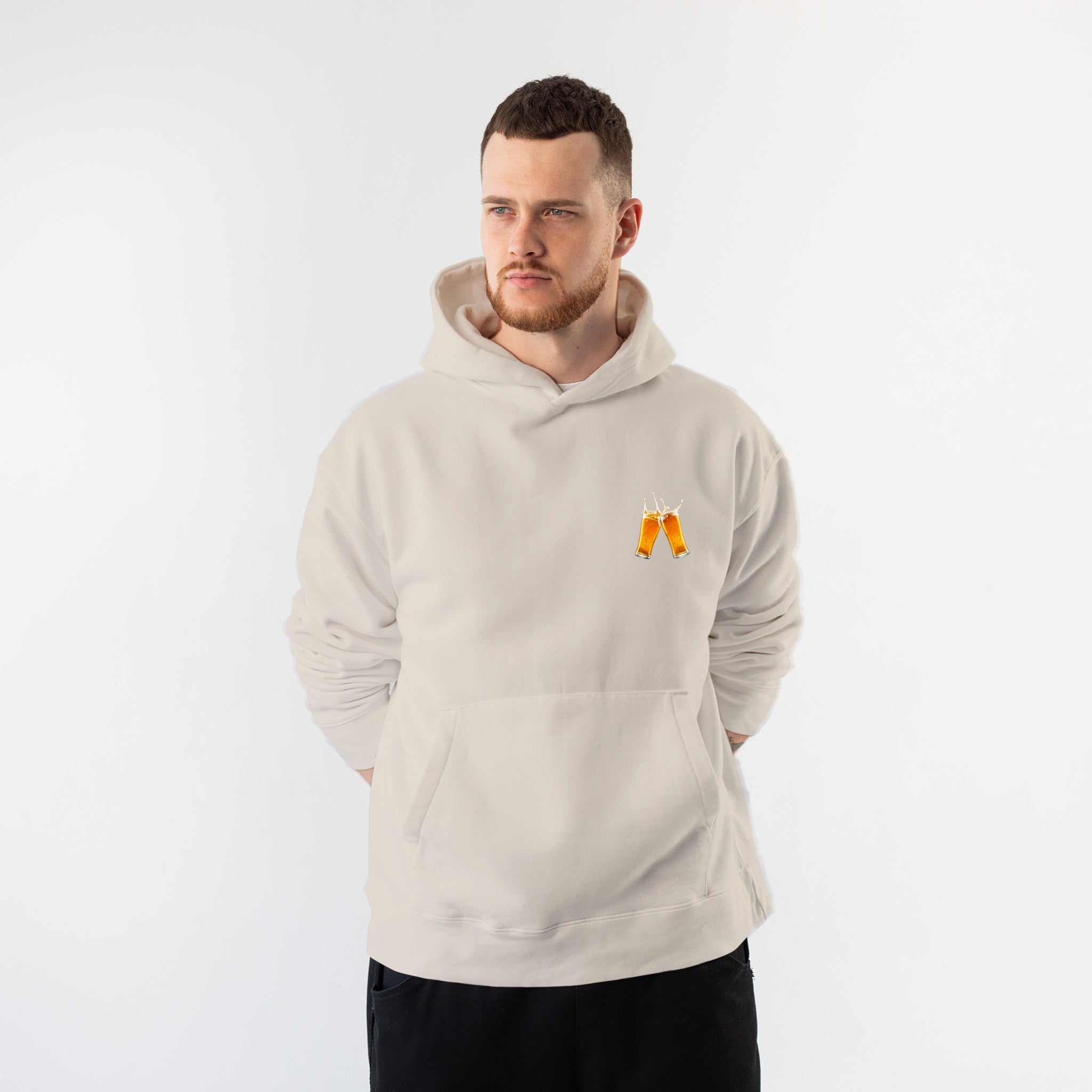 Lets Get Beers Tonight Hoodie – Krem – model üzerinde ön görünüm