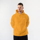 Lets Get Beers Tonight Hoodie – Turuncu – model üzerinde ön görünüm