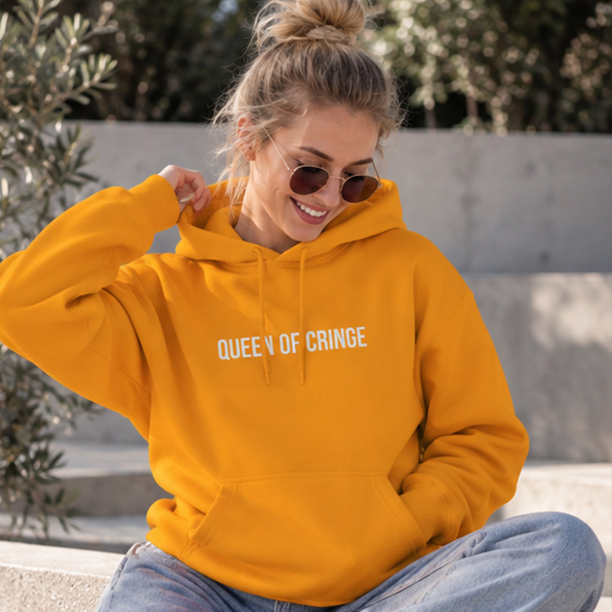 Queen Of Cringe Hoodie – Turuncu – model üzerinde ön görünüm