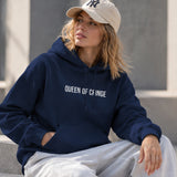 Queen Of Cringe Hoodie – Lacivert – model üzerinde ön görünüm