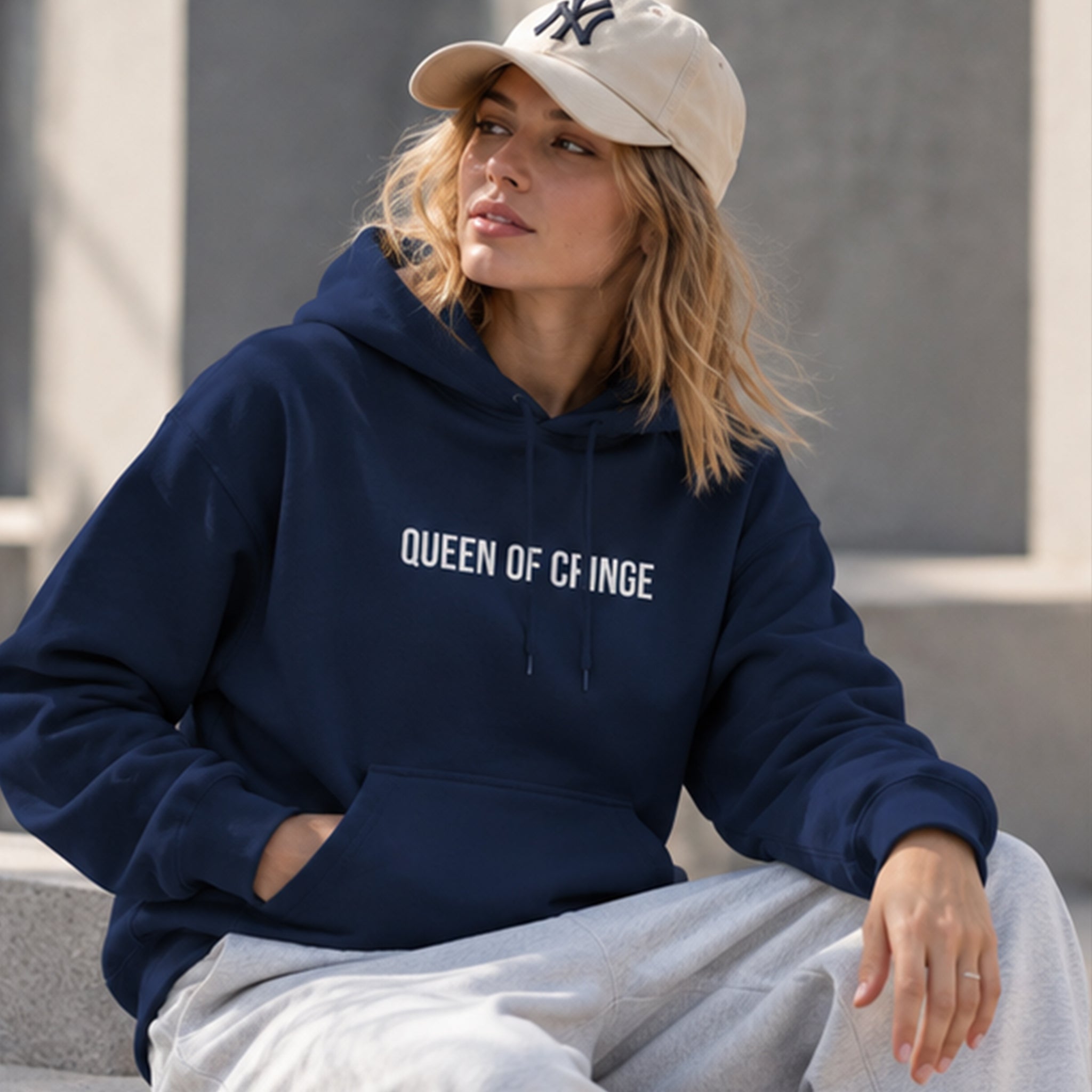 Queen Of Cringe Hoodie – Lacivert – model üzerinde ön görünüm