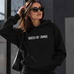 Queen Of Cringe Hoodie – Siyah – model üzerinde ön görünüm