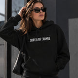 Queen Of Cringe Hoodie – Siyah – model üzerinde ön görünüm