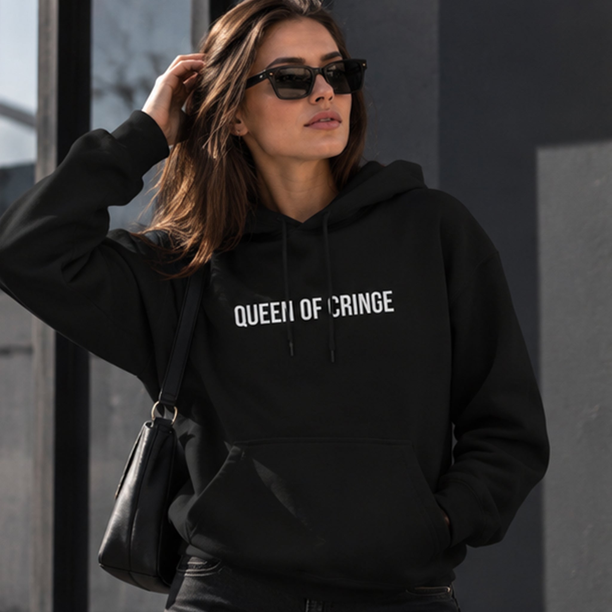 Queen Of Cringe Hoodie – Siyah – model üzerinde ön görünüm