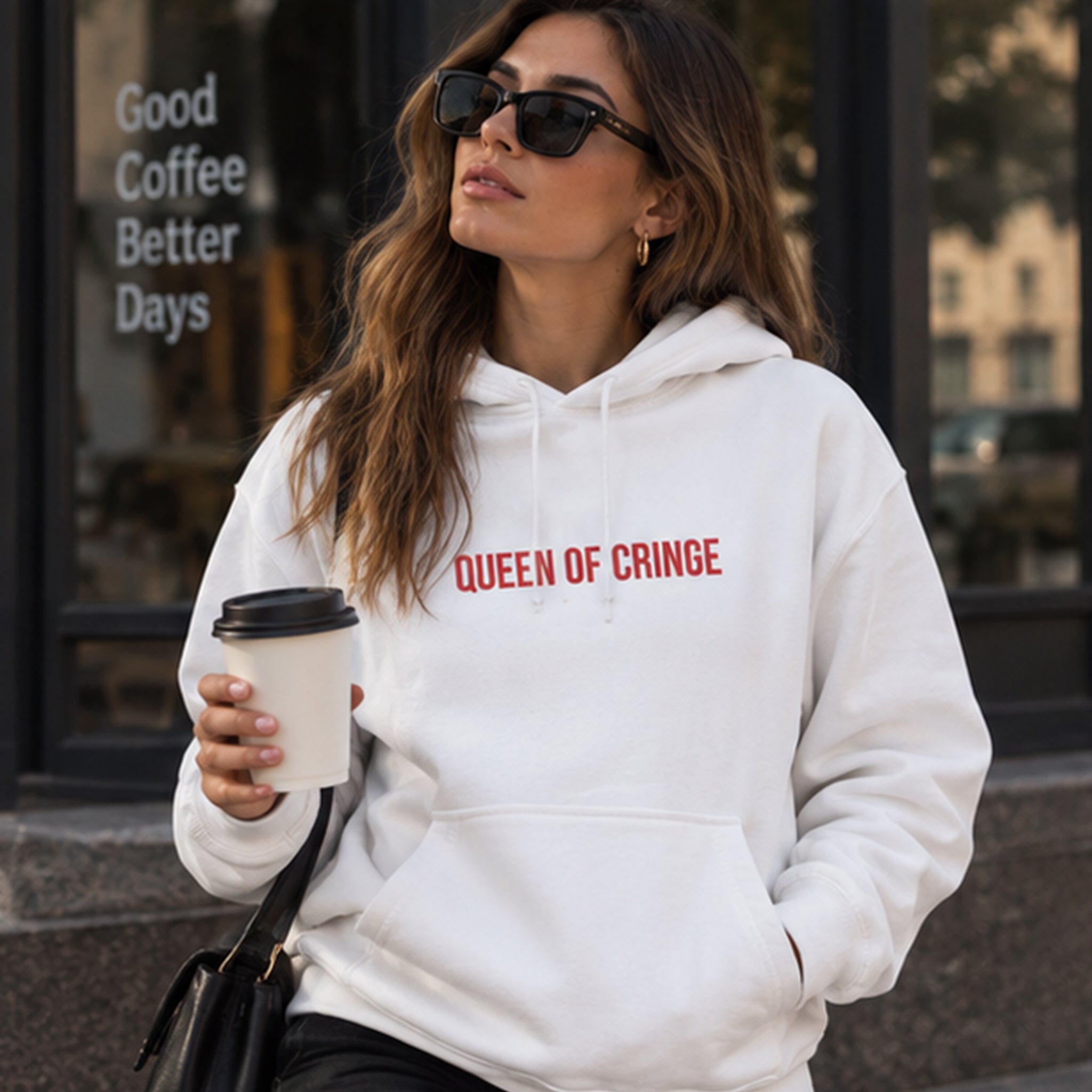 Queen Of Cringe Hoodie – Beyaz – model üzerinde ön görünüm