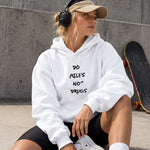 Do MILFs Hoodie – Beyaz – model üzerinde ön görünüm
