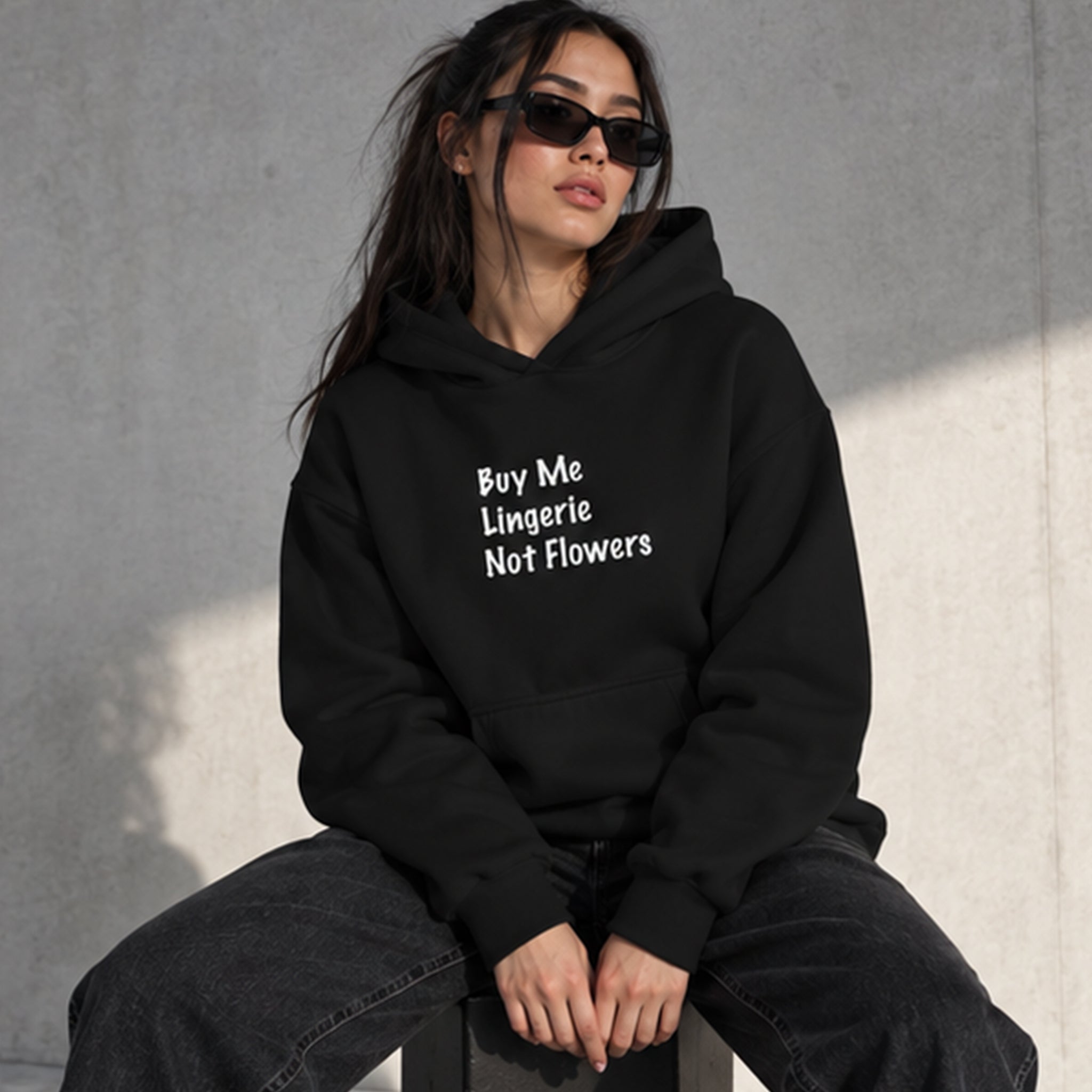Buy Me Lingerie Oversize Hoodie – Siyah – model üzerinde ön görünüm