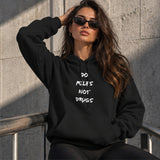 Do MILFs Hoodie – Siyah – model üzerinde ön görünüm