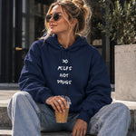 Do MILFs Hoodie – Lacivert – model üzerinde ön görünüm