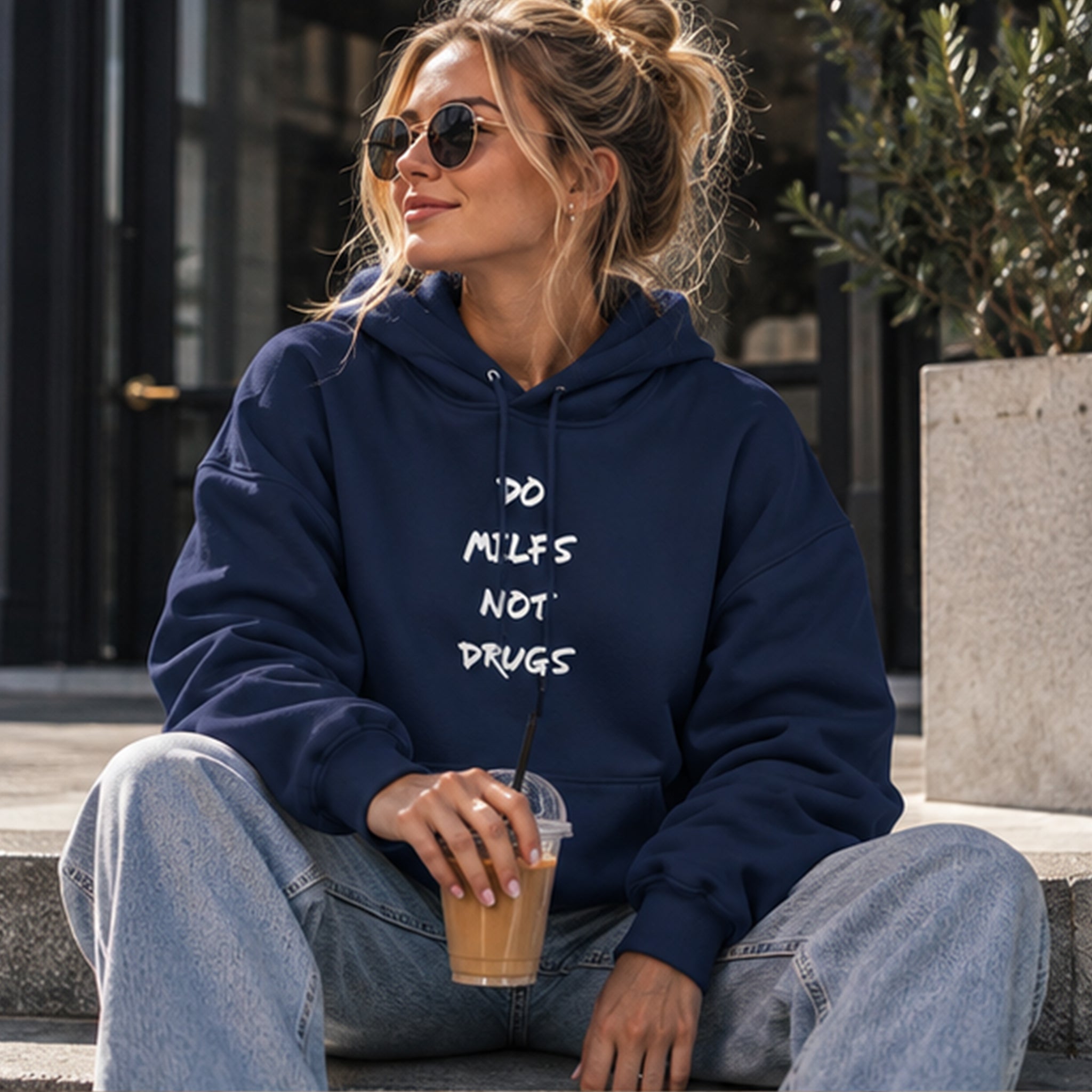 Do MILFs Hoodie – Lacivert – model üzerinde ön görünüm