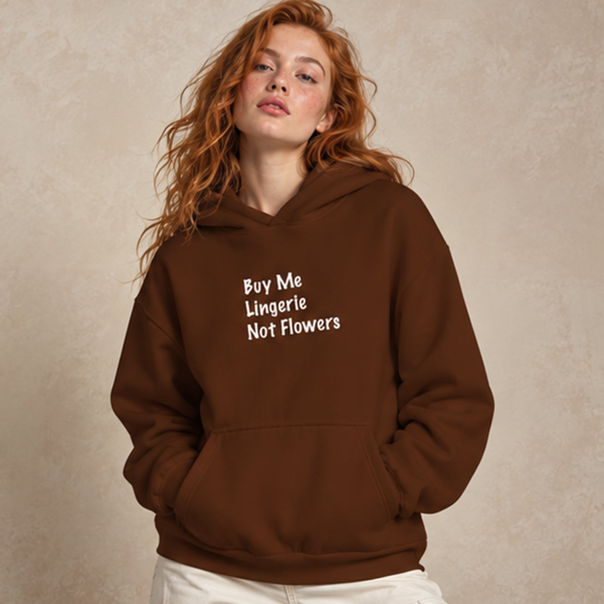 Buy Me Lingerie Oversize Hoodie – Kahverengi – model üzerinde ön görünüm