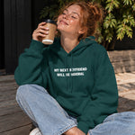 My Next Boyfriend Will Be Normal Hoodie – Koyu Yeşil – model üzerinde ön görünüm
