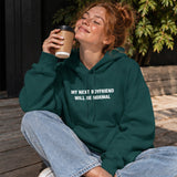 My Next Boyfriend Will Be Normal Hoodie – Koyu Yeşil – model üzerinde ön görünüm
