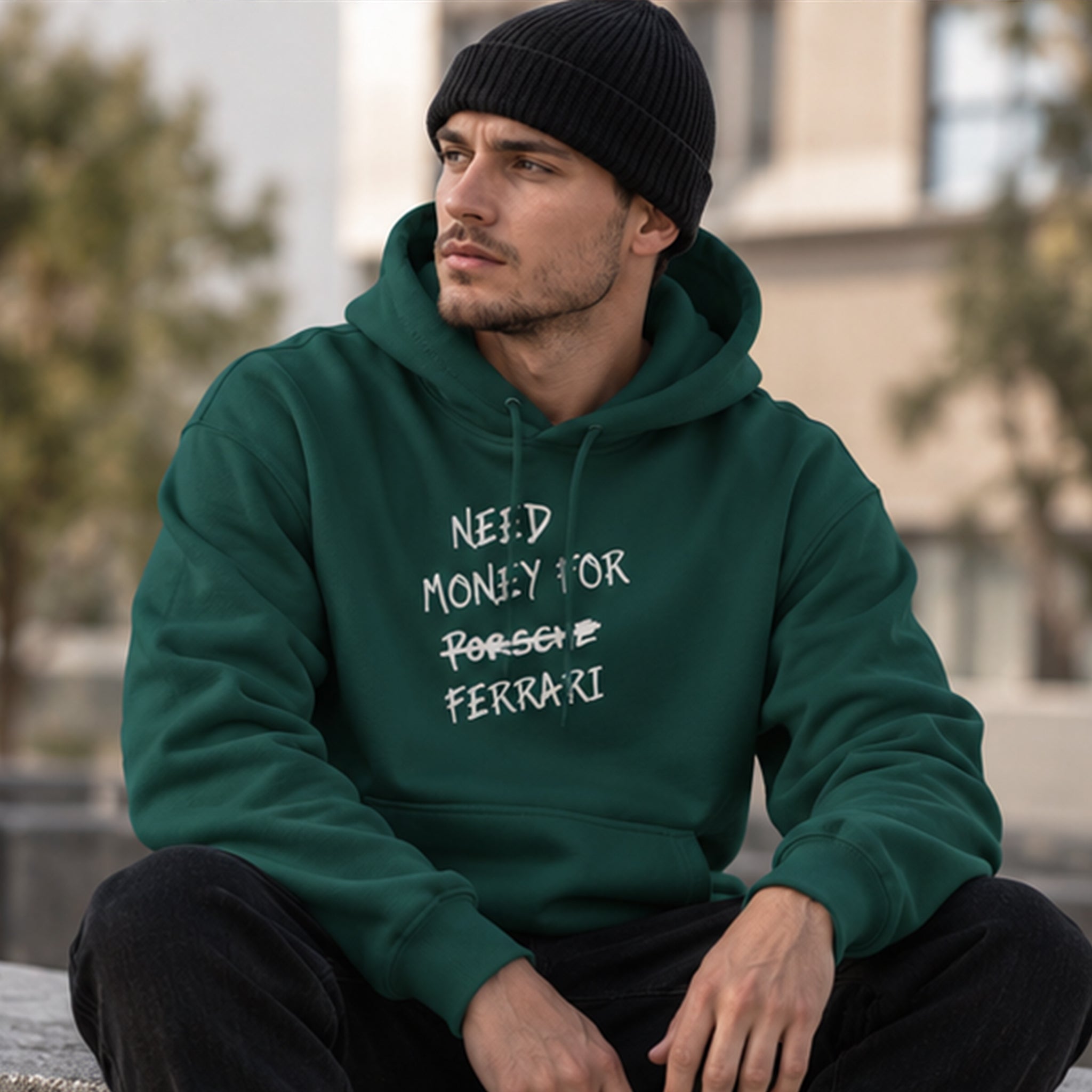 Need Money For Ferrari Hoodie – Koyu Yeşil – model üzerinde ön görünüm