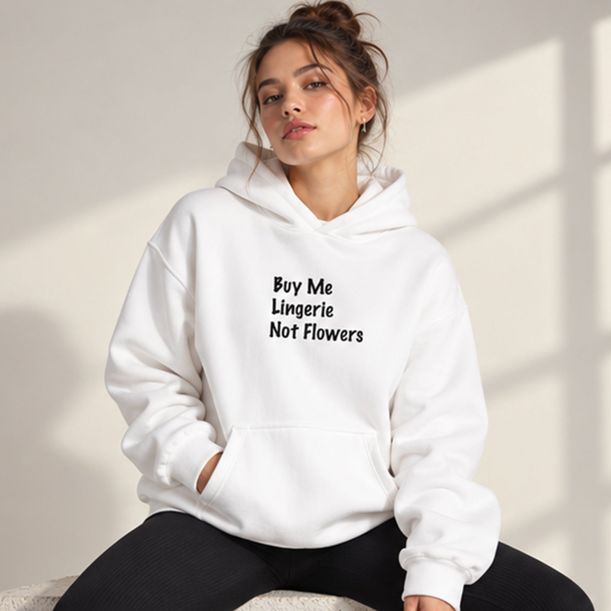 Buy Me Lingerie Oversize Hoodie – Beyaz – model üzerinde ön görünüm