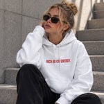 Rich Bitch Energy Hoodie – Beyaz – model üzerinde ön görünüm