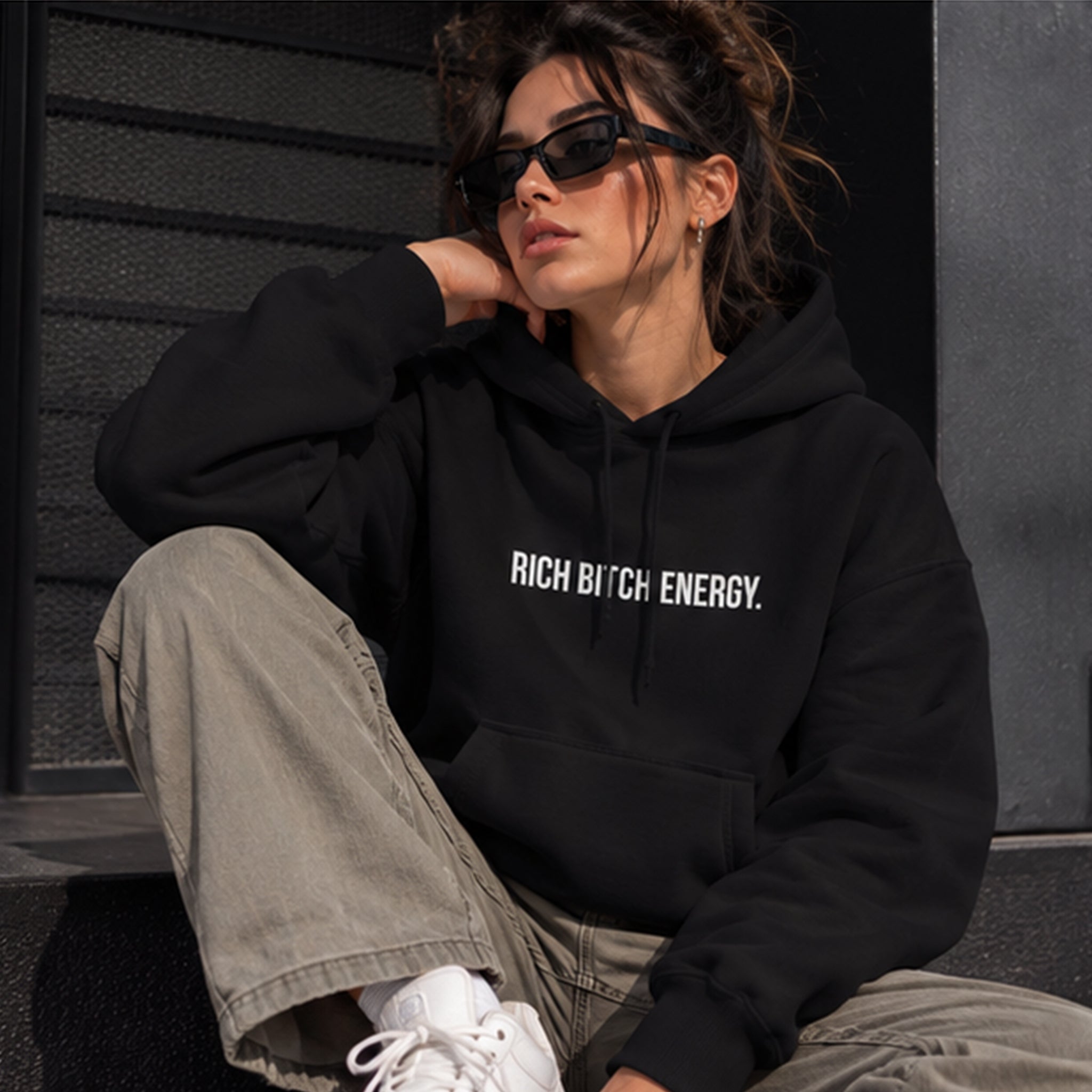 Rich Bitch Energy Hoodie – Siyah – model üzerinde ön görünüm