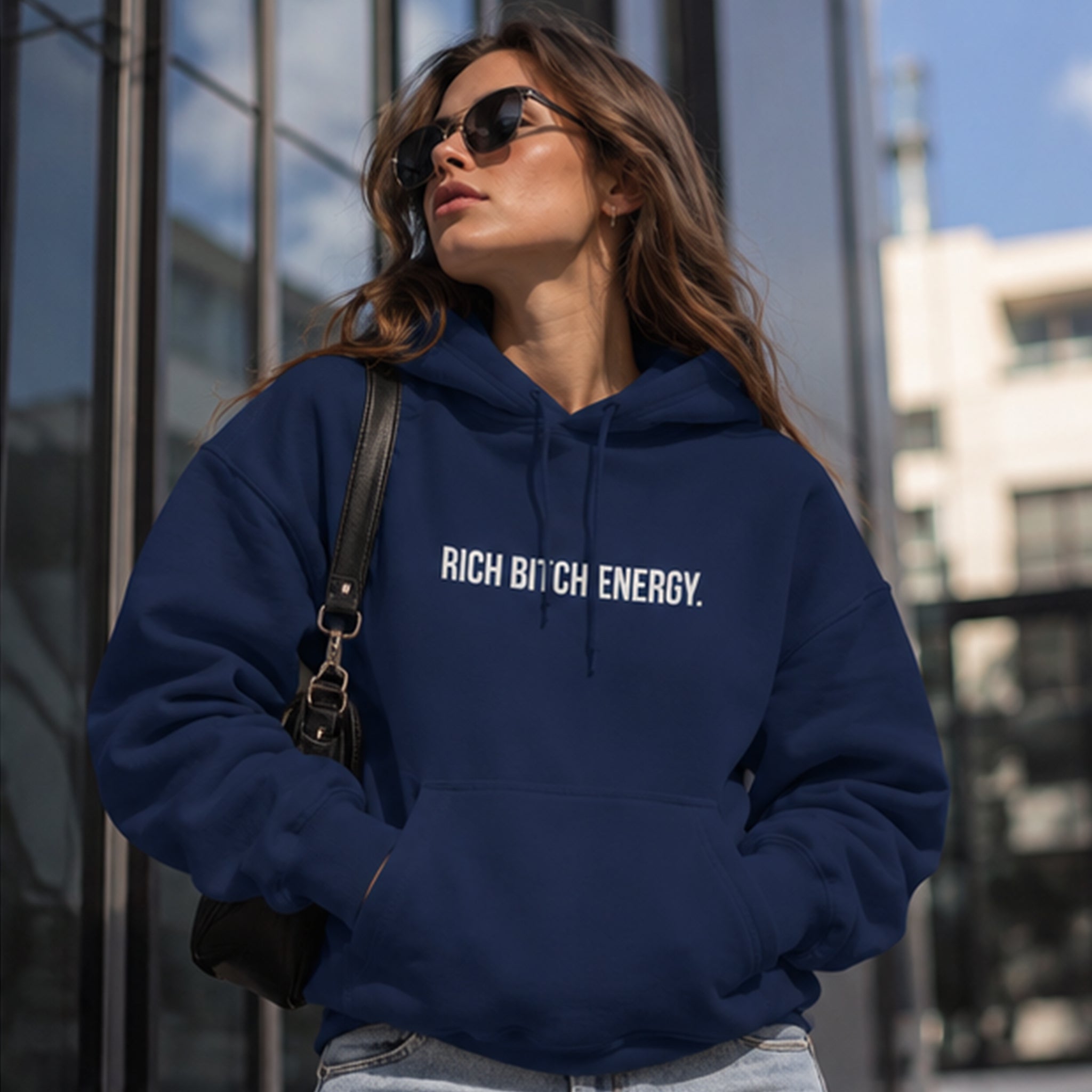 Rich Bitch Energy Hoodie – Lacivert – model üzerinde ön görünüm