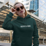 Rich Bitch Energy Hoodie – Koyu Yeşil – model üzerinde ön görünüm