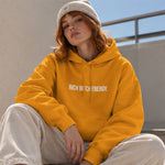 Rich Bitch Energy Hoodie – Turuncu – model üzerinde ön görünüm