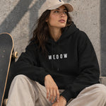 Meoow Hoodie – Siyah – model üzerinde ön görünüm
