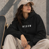 Meoow Hoodie – Siyah – model üzerinde ön görünüm