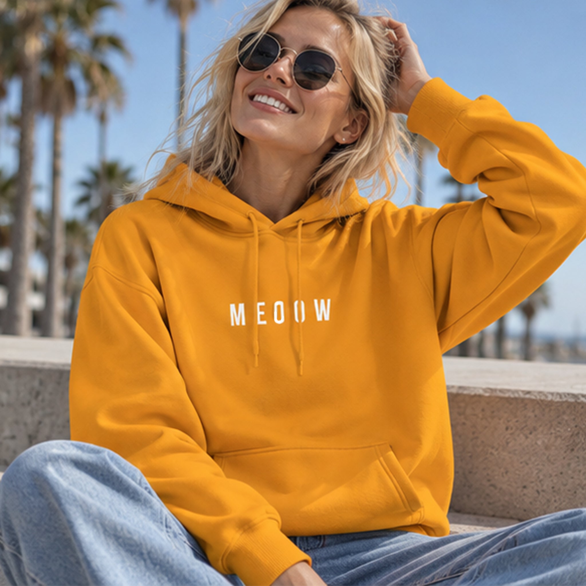 Meoow Hoodie – Turuncu – model üzerinde ön görünüm