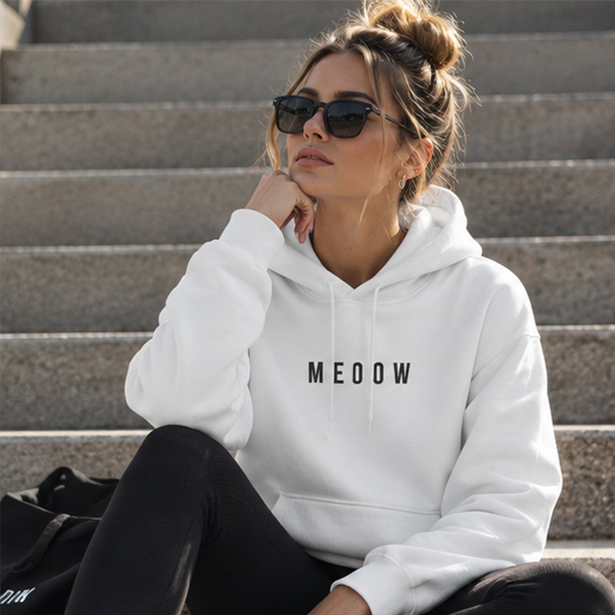 Meoow Hoodie – Beyaz – model üzerinde ön görünüm