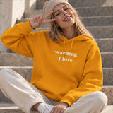 Warning I Bite Hoodie – Turuncu – model üzerinde ön görünüm