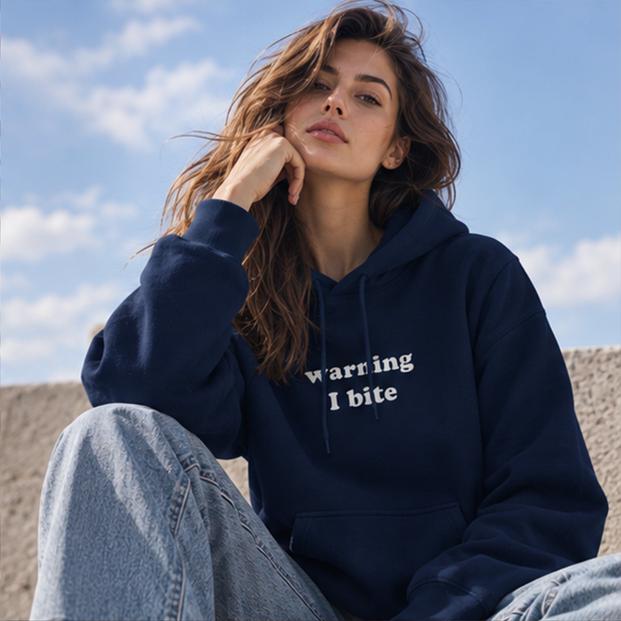 Warning I Bite Hoodie – Lacivert – model üzerinde ön görünüm