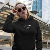 Warning I Bite Hoodie – Siyah – model üzerinde ön görünüm