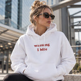 Warning I Bite Hoodie – Beyaz – model üzerinde ön görünüm