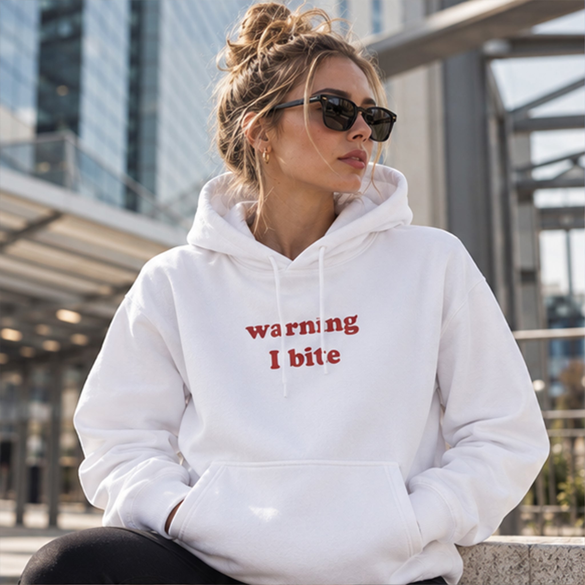 Warning I Bite Hoodie – Beyaz – model üzerinde ön görünüm