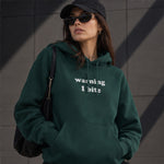 Warning I Bite Hoodie – Koyu Yeşil – model üzerinde ön görünüm