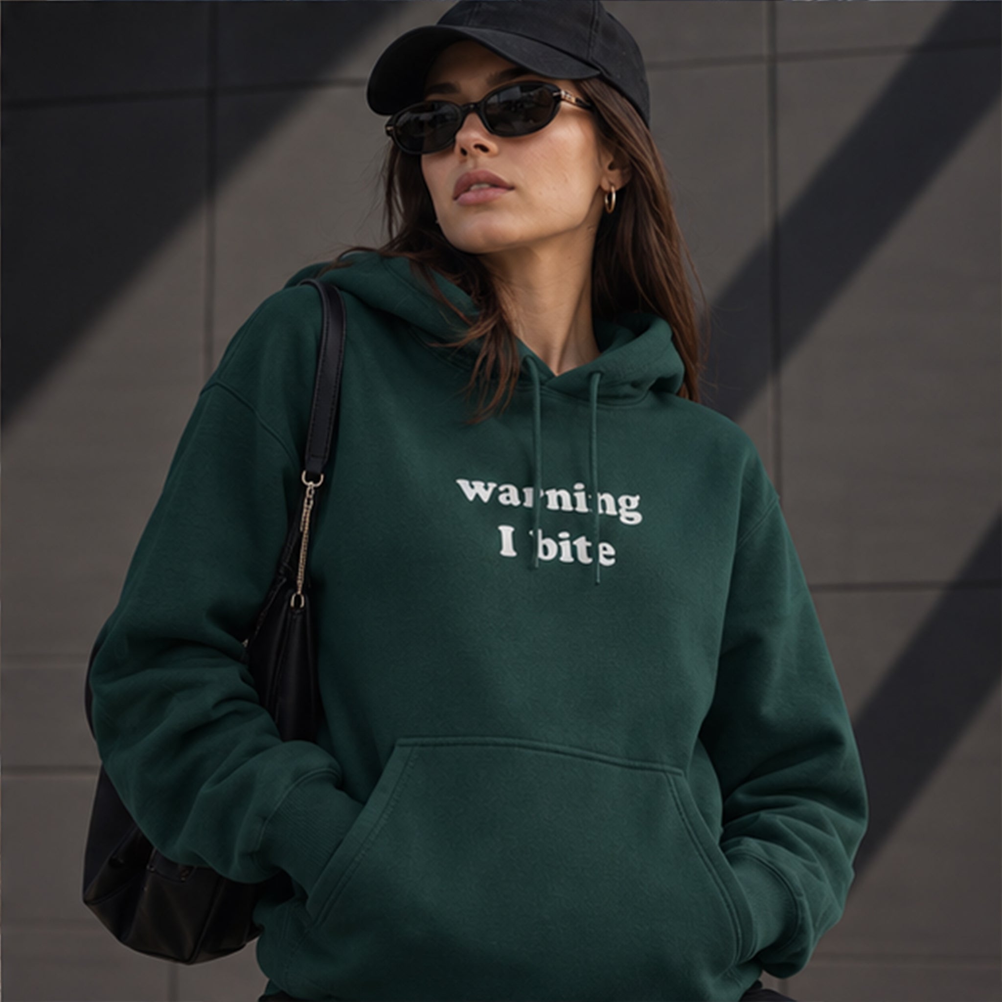 Warning I Bite Hoodie – Koyu Yeşil – model üzerinde ön görünüm