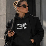 But My Husband Hoodie – Siyah – model üzerinde ön görünüm