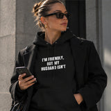 But My Husband Hoodie – Siyah – model üzerinde ön görünüm
