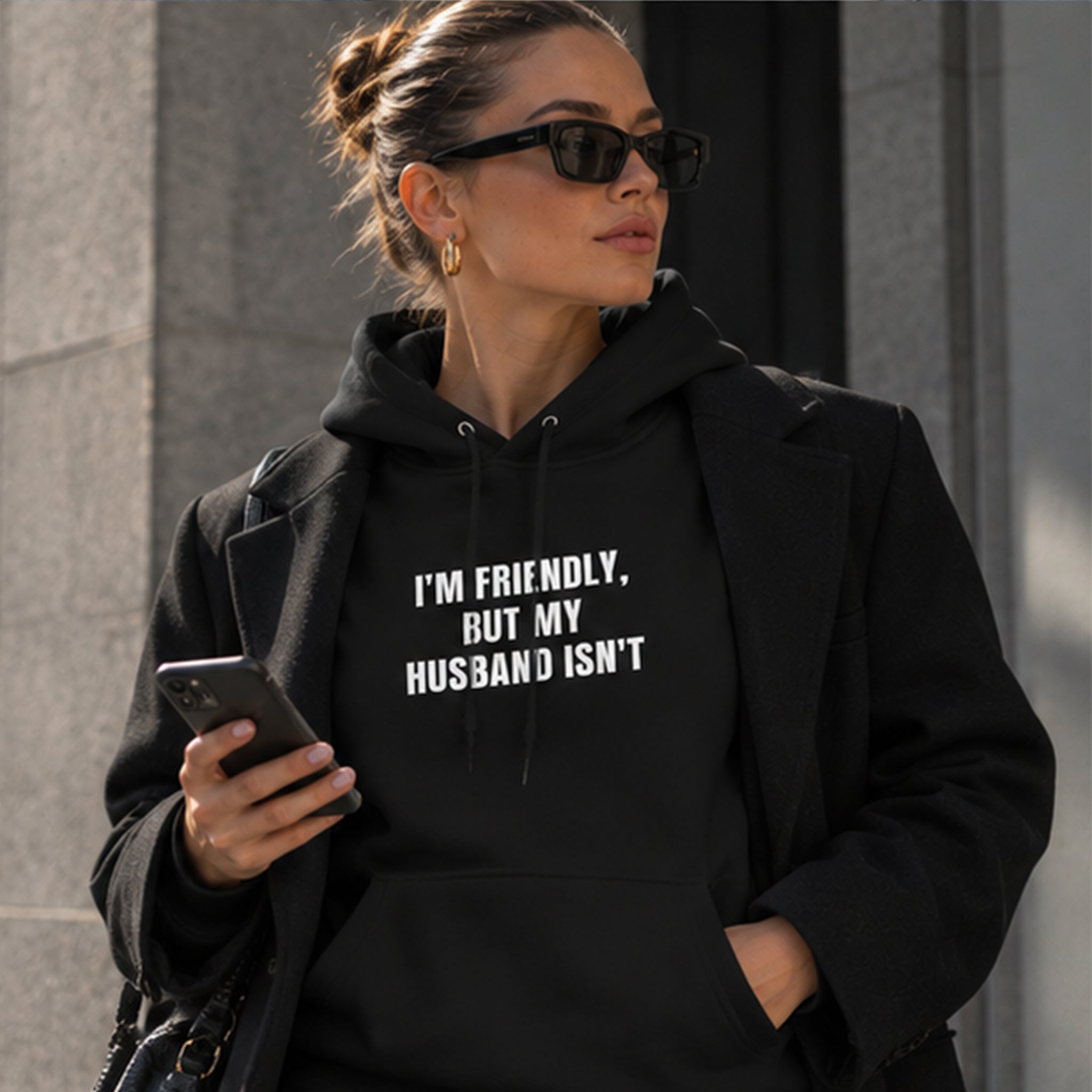 But My Husband Hoodie – Siyah – model üzerinde ön görünüm