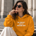 But My Husband Hoodie – Turuncu – model üzerinde ön görünüm