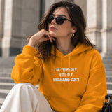 But My Husband Hoodie – Turuncu – model üzerinde ön görünüm