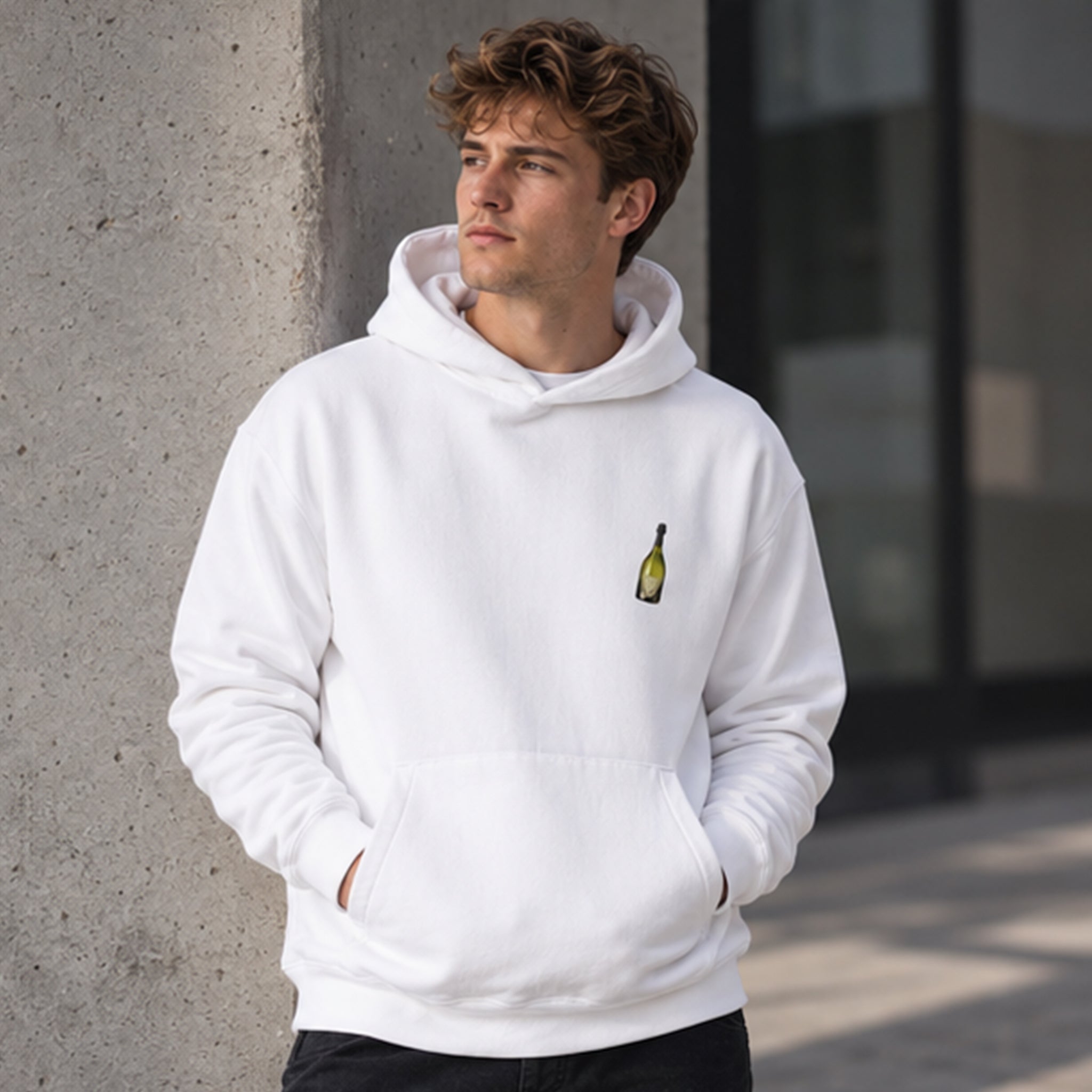 Big Money Never Comes Clean Hoodie – Beyaz – model üzerinde ön görünüm
