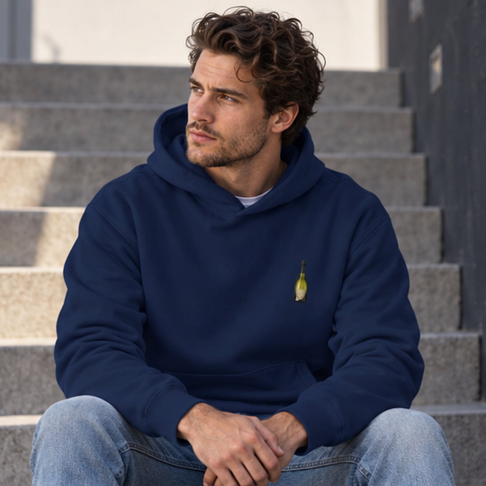 Big Money Never Comes Clean Hoodie – Lacivert – model üzerinde ön görünüm