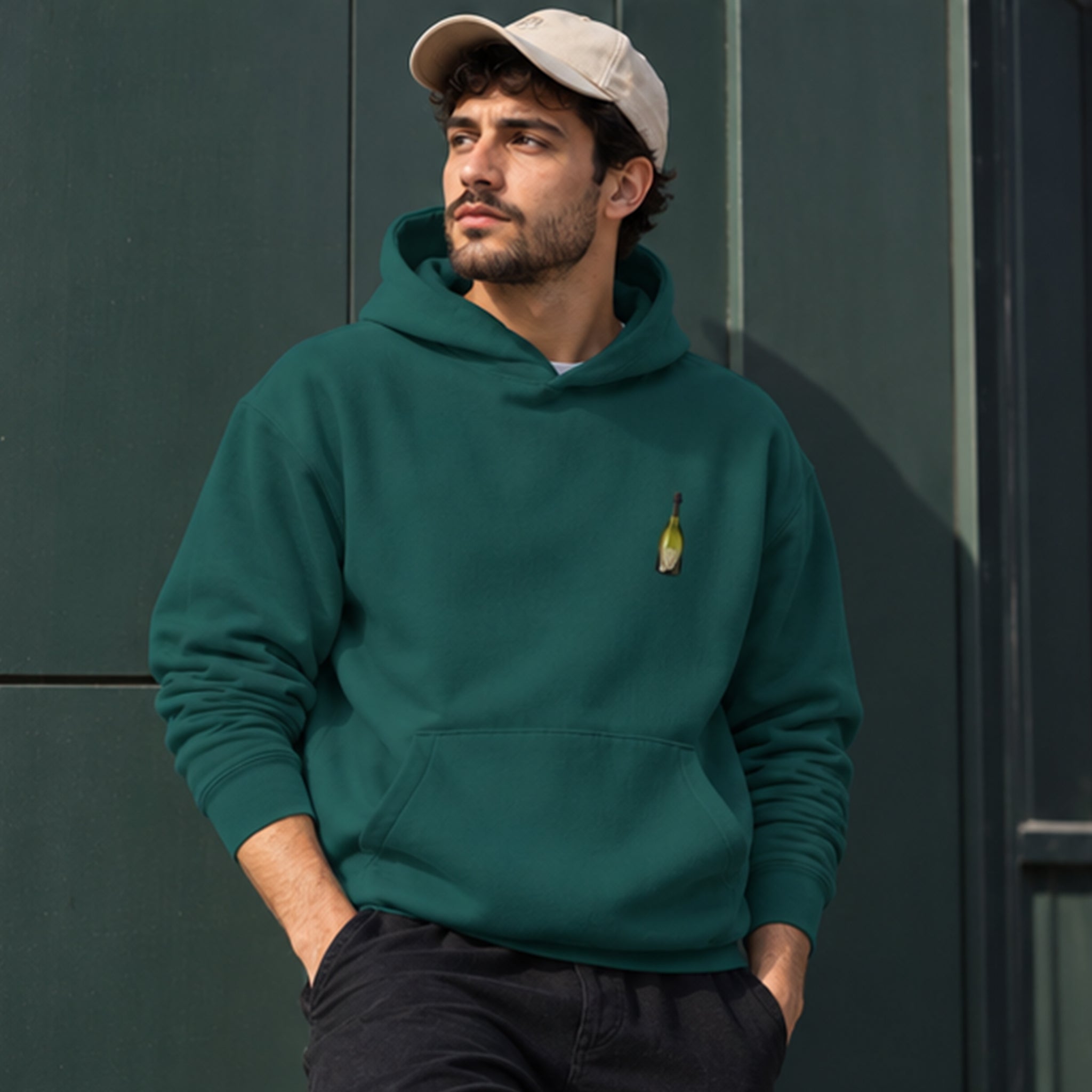 Big Money Never Comes Clean Hoodie – Koyu Yeşil – model üzerinde ön görünüm