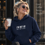 I’m Not 40 Hoodie – Lacivert – model üzerinde ön görünüm