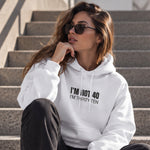 I’m Not 40 Hoodie – Beyaz – model üzerinde ön görünüm