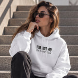 I’m Not 40 Hoodie – Beyaz – model üzerinde ön görünüm